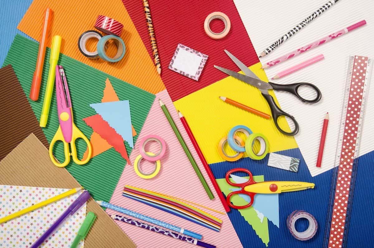 Corrugated color paper, pencils, different washi tapes, craft scissors.
